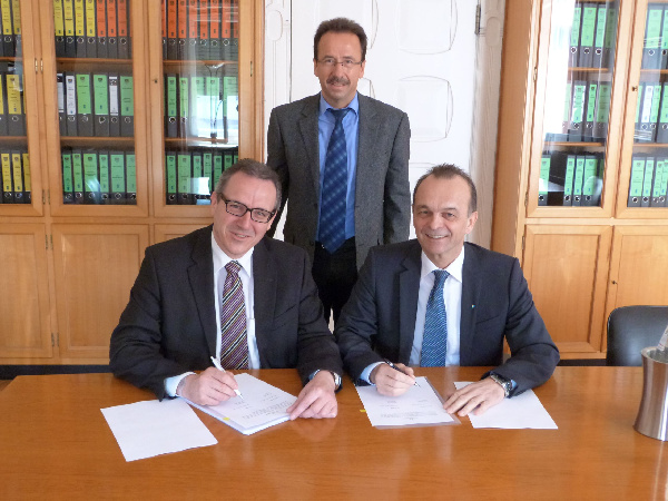 Bei der Unterzeichnung: Bürgermeister Marcus Schaile (links) und Landrat Dr. Fritz Brechtel, dahinter der Leiter des Fachbereichs Schulen und Bildung Rainer Schaust